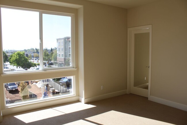 Building Photo - Luxury Town Home Available