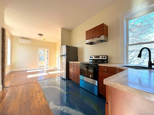 Building Photo - 31 Dubois St