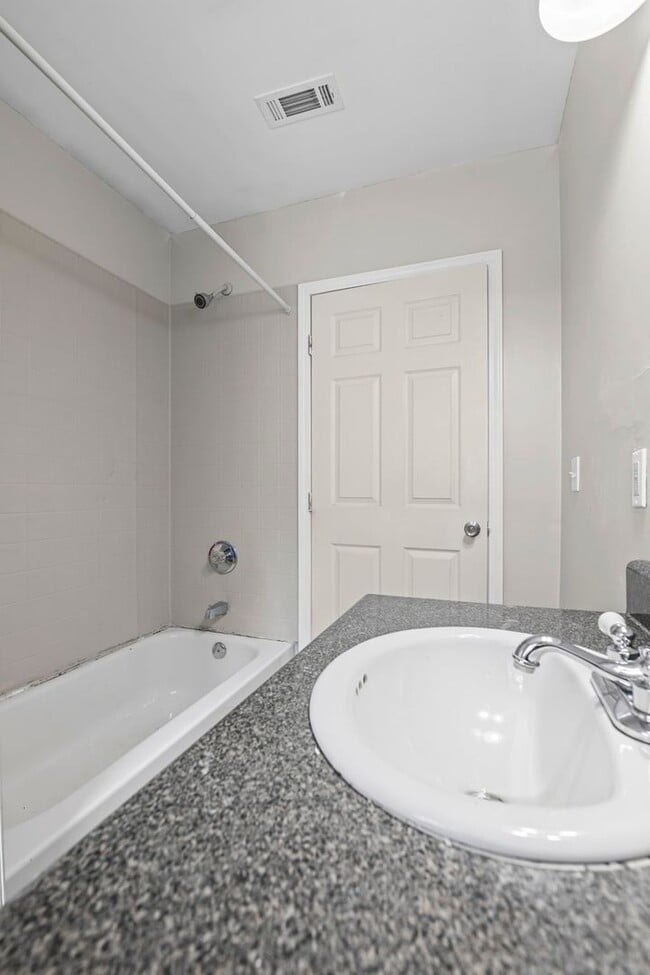 Building Photo - 1005 Westmoor Dr NW