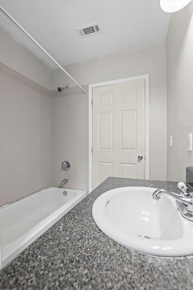 Building Photo - Upstairs Duplex Unit with 3 bedrooms and 2 baths.  Westside Atlanta, 30314