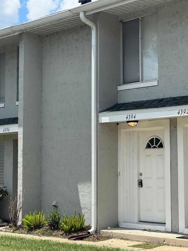 Building Photo - Newly Remodeled 2/2 in Pine Shadows Condom...