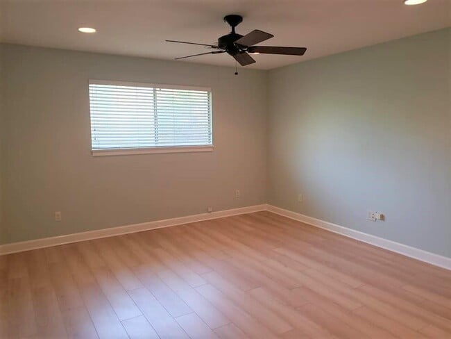 Building Photo - 2002 Voltaire Dr