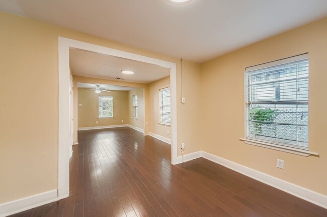 Building Photo - 1209 E 9th St