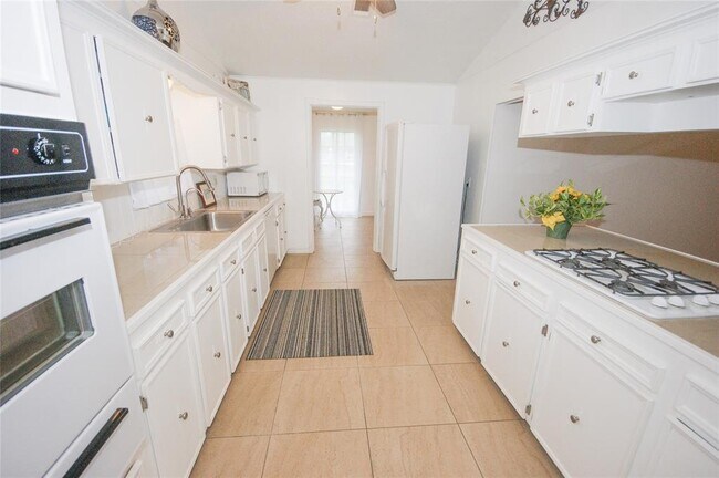 Building Photo - 10922 FM1764