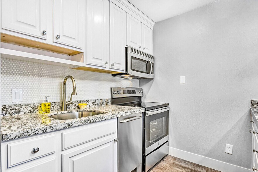 Building Photo - 1530 Empire Ave