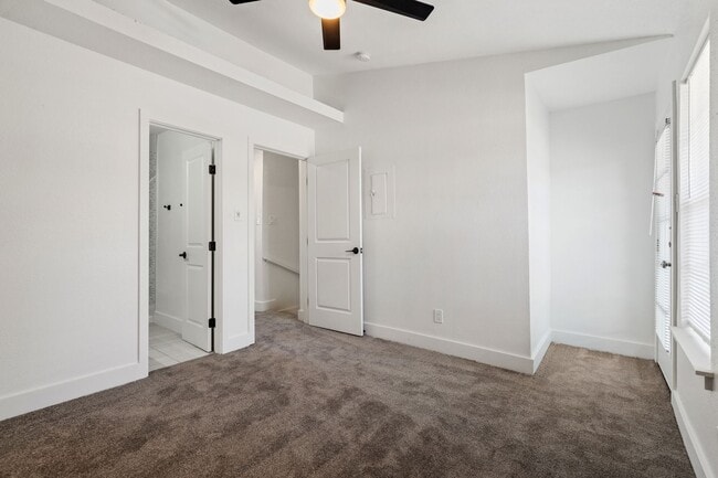 Building Photo - River Crossing Townhome - 2Bd-2.5BA - Redone to the Nines -  W/D - Resort Pool