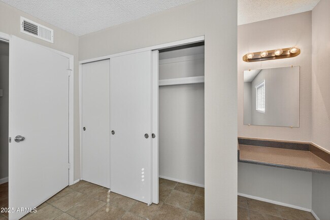 Building Photo - 860 E Brown Rd