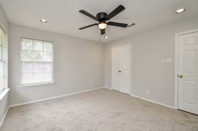 Building Photo - 1206 Green Knoll Dr