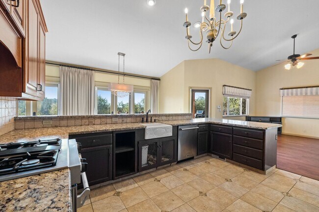 Building Photo - Amazing Apple Valley Home