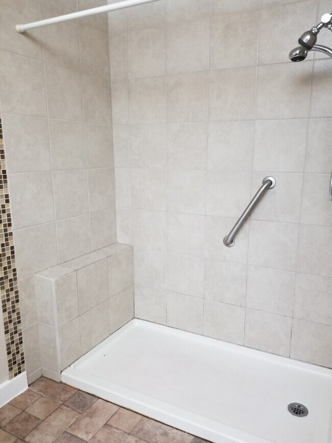 Building Photo - LAKE OSWEGO 2/2 READY FOR IMMEDIATE MOVE IN!  AC!
