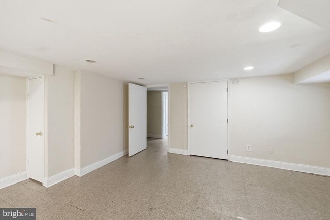 Building Photo - 720 Gresham Pl NW