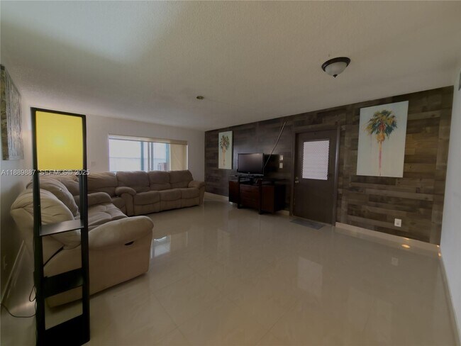 Building Photo - 325 W Laurel Dr