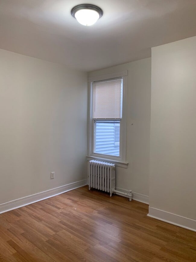 Building Photo - Single Family Home 3 beds 2 baths Newark