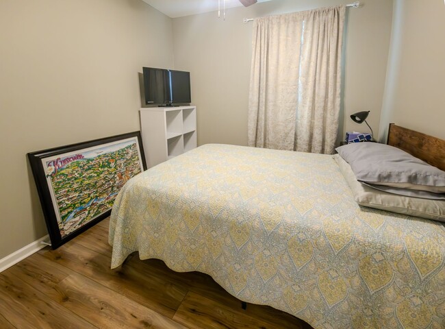 Building Photo - Knoxville 37923 - 2 bedroom 1 bath - call ...