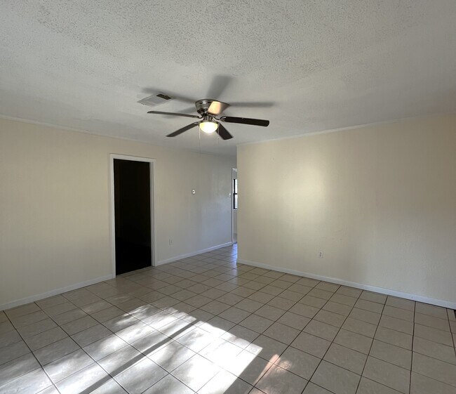 Building Photo - 1043 Westwood Dr