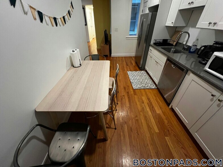 Building Photo - 48 Guild St