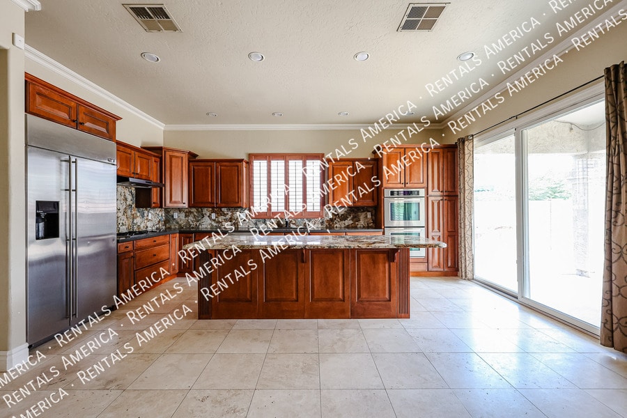 Building Photo - 2211 W Olive Way