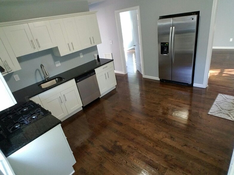 Kitchen - 466 Burritt Ave
