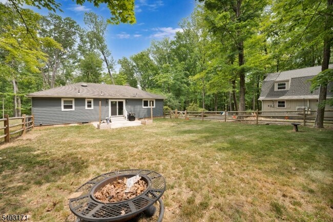 Building Photo - 422 Hollow Rd