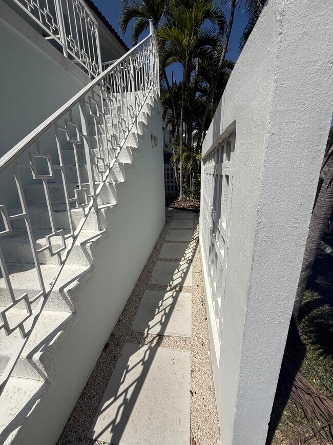 Building Photo - 2613 NE 28th Ct