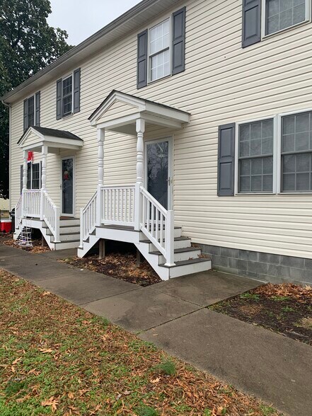 Two story 3 bedroom 1 1/2 bath - 627 Della St