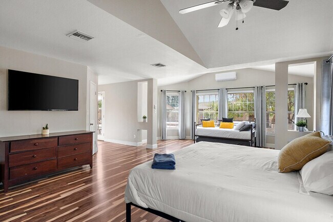 Building Photo - 4329 E Cherokee St