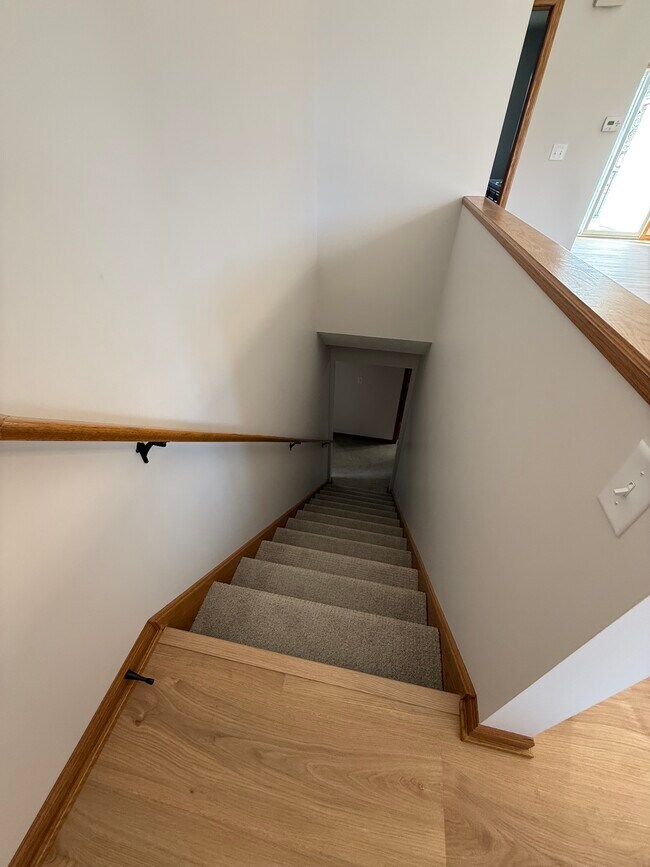 Building Photo - 8197 Cottonwood Dr