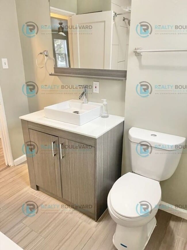 Building Photo - **1 Month Free** Stylish, Remodeled 3-Bedr...