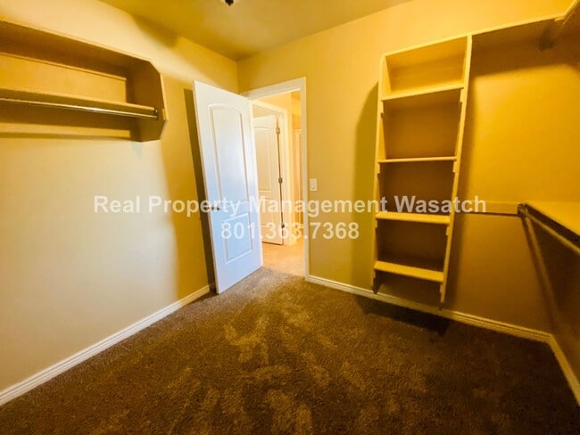 Building Photo - 5 Bedroom 3 Bathroom Riverton Home!