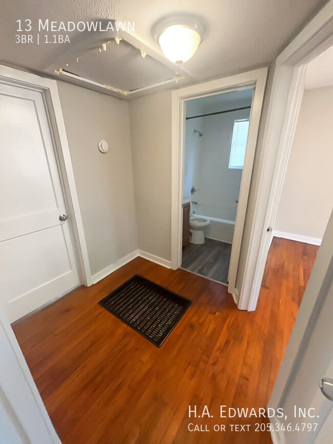 Building Photo - 13 Meadowlawn-