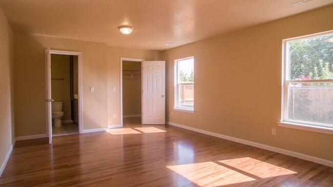 Building Photo - Open Floor plan 2 Bed 2 Bath Close to Down...