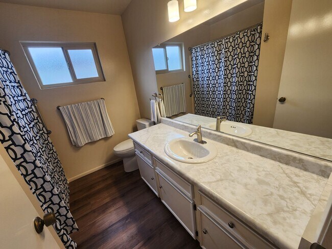 Building Photo - Adorable 2 Bed, 2 Bath Home in a 55+ Commu...