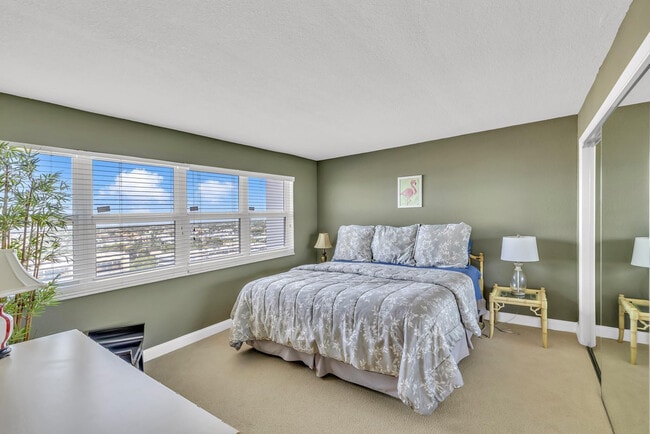 Building Photo - 3000 S Ocean Dr