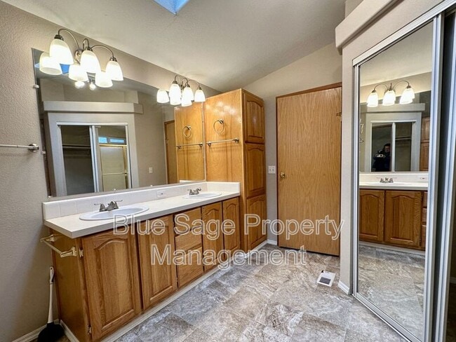 Building Photo - 1375 S Bagley Creek Rd