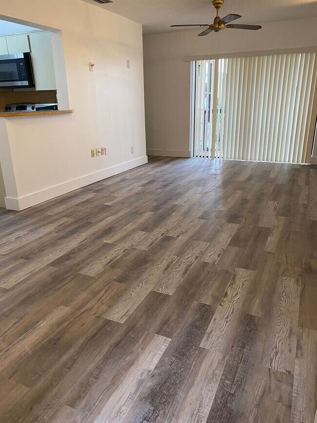 Building Photo - 660 W Park Dr