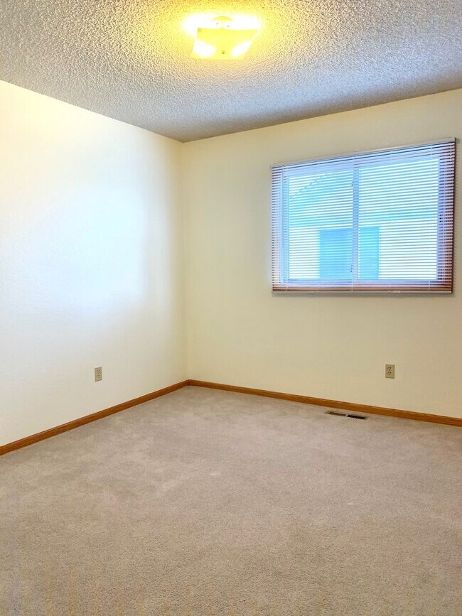 Building Photo - Beautiful & Spacious 4 Bedroom 2.5 Bath Home with 2 Car Attached Garage on Large Lot in South For...