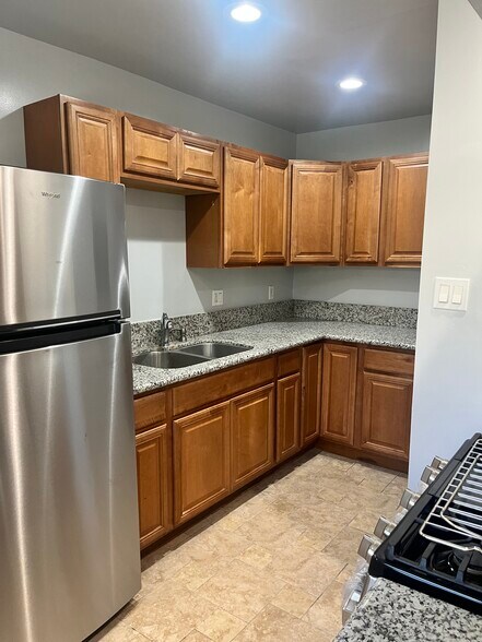 Building Photo - 1391 N Altadena Dr