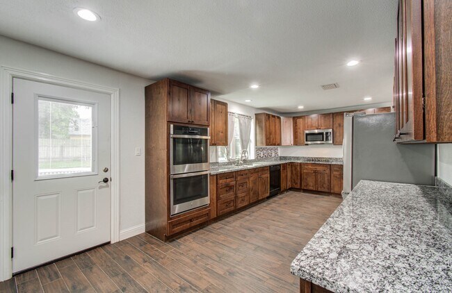Building Photo - 536 Robert E Lee Dr