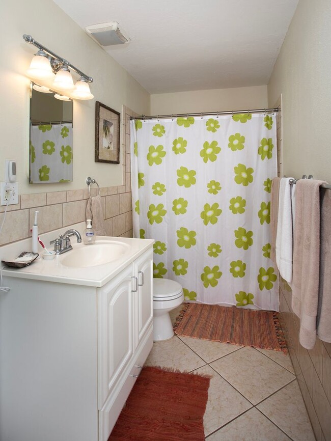 Building Photo - 3 Bedroom 1 bath and 2 half Baths with a g...