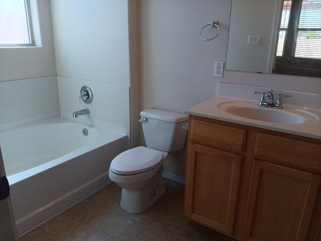 Building Photo - 3 Bedroom, 2 Bathroom Home! Schedule a Showing today!