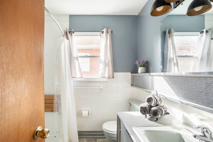 Building Photo - 2346 Pine St