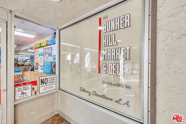 Building Photo - 800 W 1st St