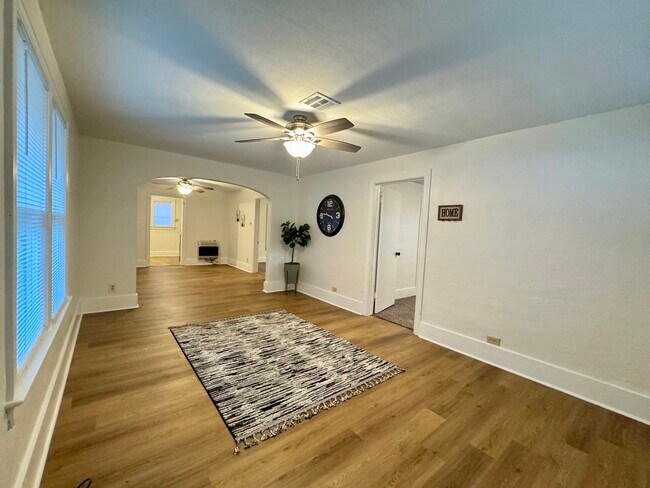 Building Photo - 304 N Cimarron Ave