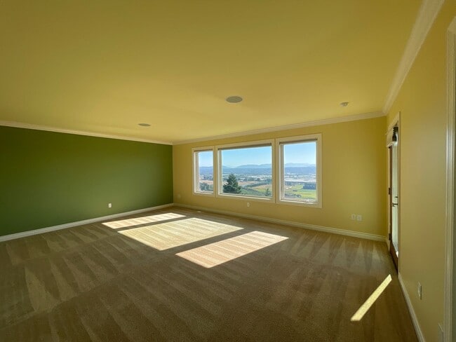 Building Photo - Spacious 5-Bedroom Home with Cascade & Val...