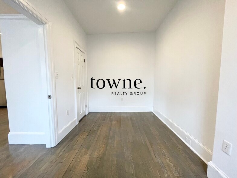 Building Photo - 215 Newbury St