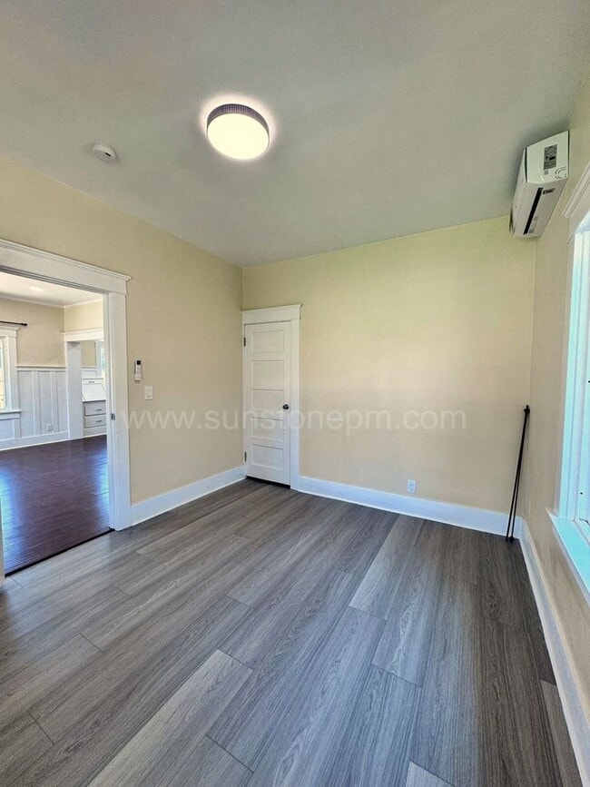 Building Photo - 2 Bedroom, 1 bathroom