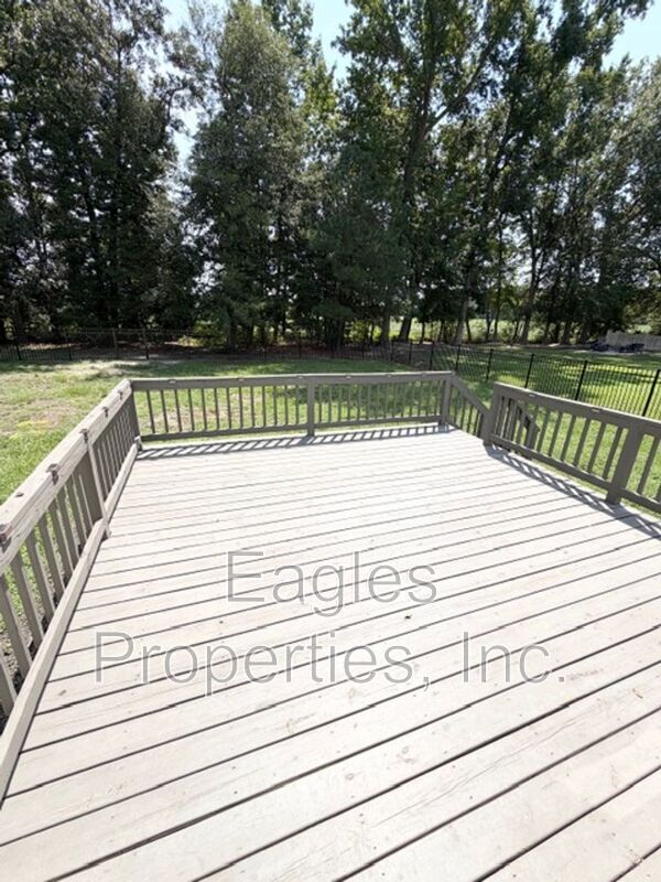 Building Photo - 210 Creekside Dr