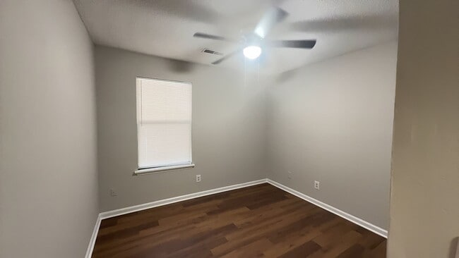 Building Photo - Updated 2 Bedroom Unit!