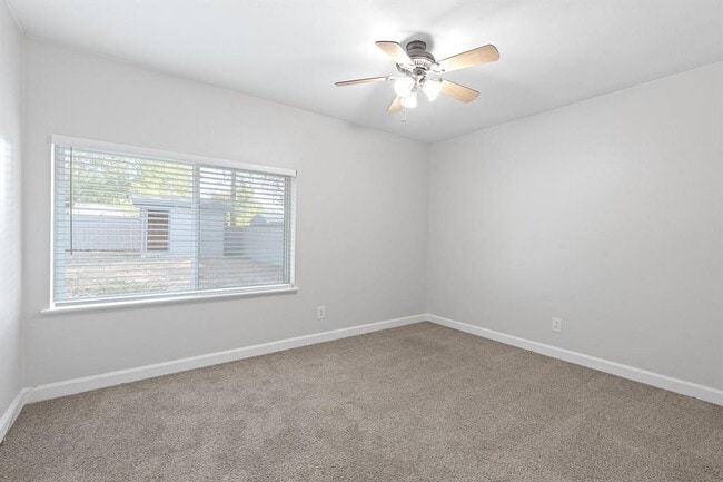 Building Photo - 504 Seminole Dr