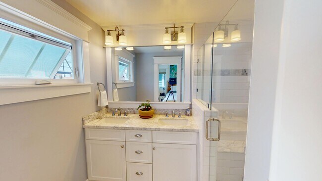Building Photo - Spacious 3 Bed Coronado Home Available Unf...